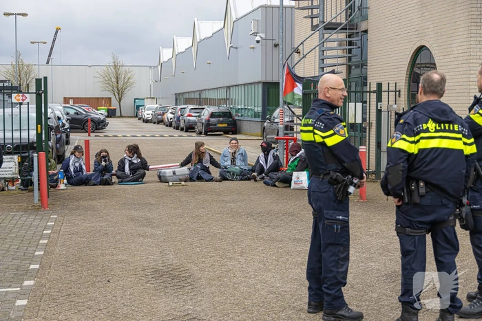 Actievoerders van Extinction Rebellion blokkeren toegang Thales