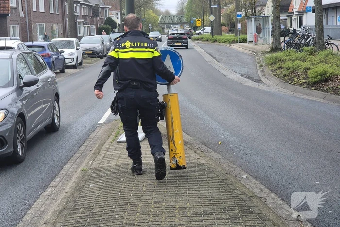 Automobilist rijdt bewegwijzeringsbord uit de grond