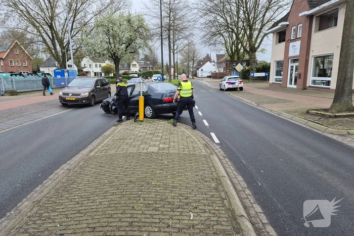 Automobilist rijdt bewegwijzeringsbord uit de grond