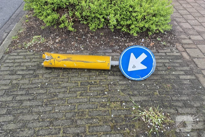 Automobilist rijdt bewegwijzeringsbord uit de grond