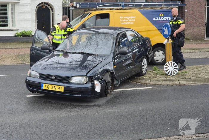 Automobilist rijdt bewegwijzeringsbord uit de grond