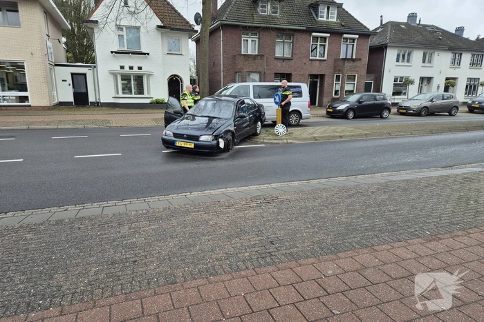 Automobilist rijdt bewegwijzeringsbord uit de grond