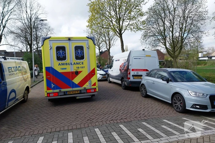 Automobilist botst tegen geparkeerde auto