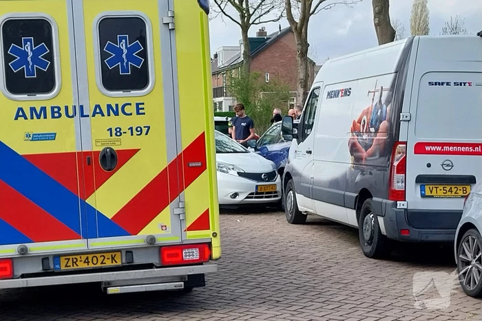 Automobilist botst tegen geparkeerde auto