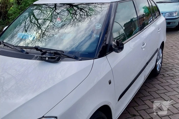 Automobilist botst tegen geparkeerde auto