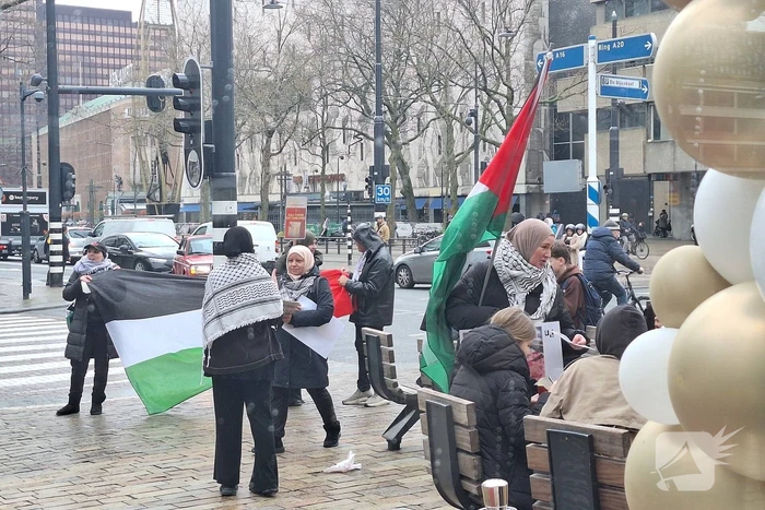Pro-Palestina demonstratie voor drukke Mcdonalds