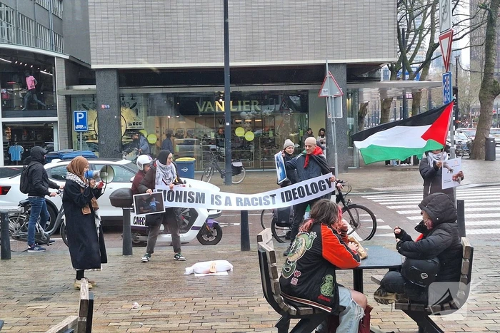 Pro-Palestina demonstratie voor drukke Mcdonalds