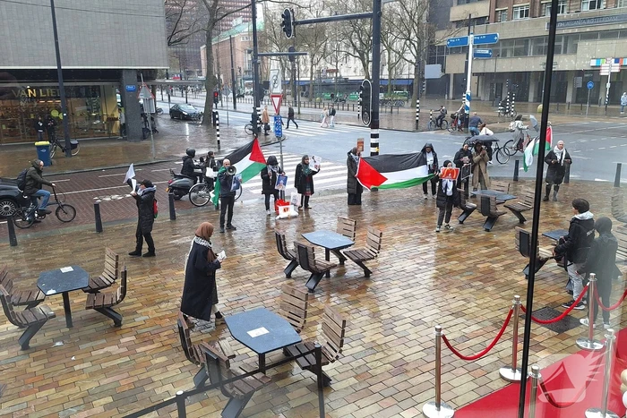 Pro-Palestina demonstratie voor drukke Mcdonalds