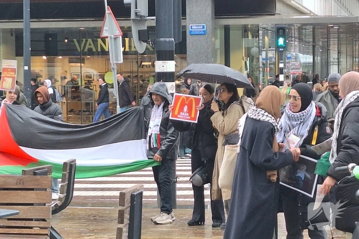 Pro-Palestina demonstratie voor drukke Mcdonalds