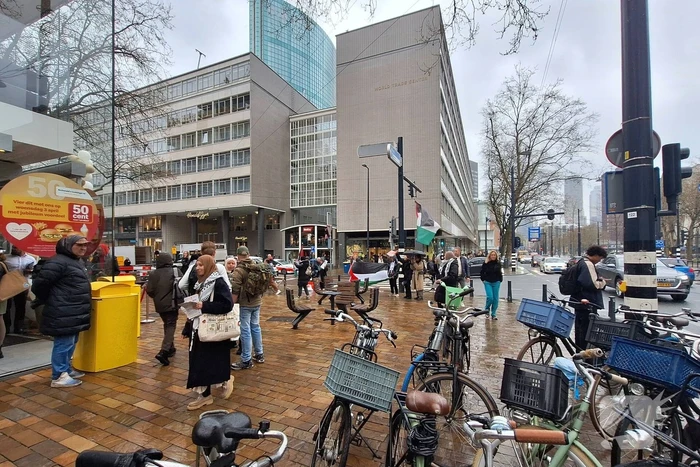 Pro-Palestina demonstratie voor drukke Mcdonalds