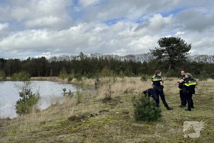 Overleden persoon aangetroffen in bosgebied
