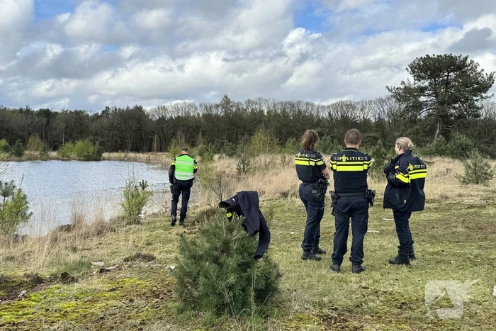Overleden persoon aangetroffen in bosgebied