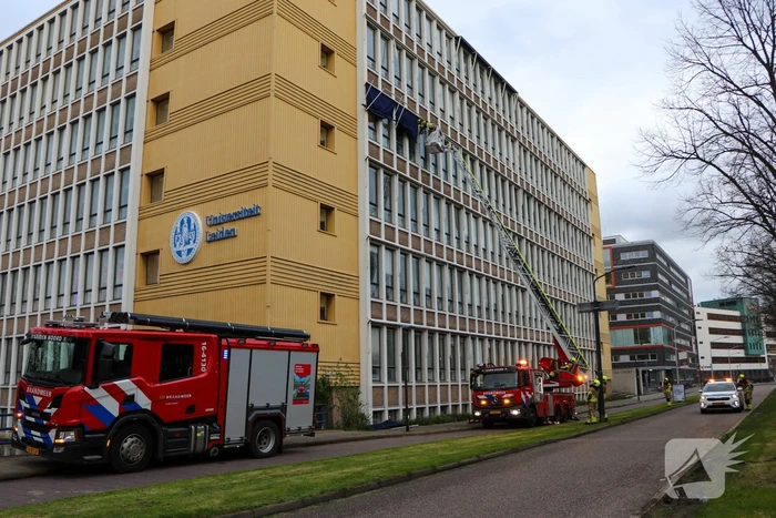 Brandweer ingezet nadat zonnescherm kapot waait