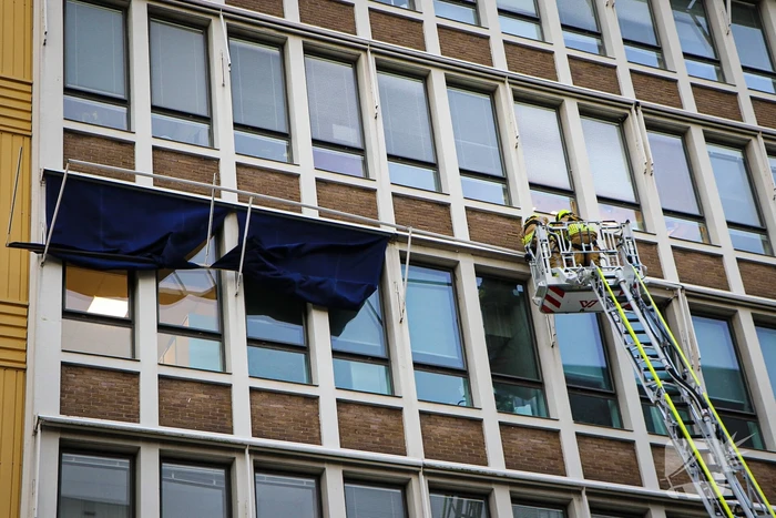Brandweer ingezet nadat zonnescherm kapot waait