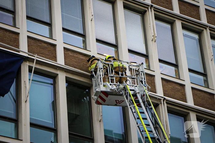 Brandweer ingezet nadat zonnescherm kapot waait
