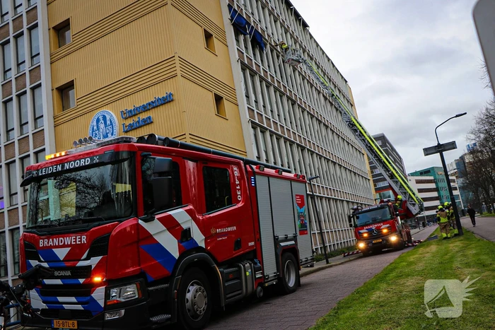 Brandweer ingezet nadat zonnescherm kapot waait