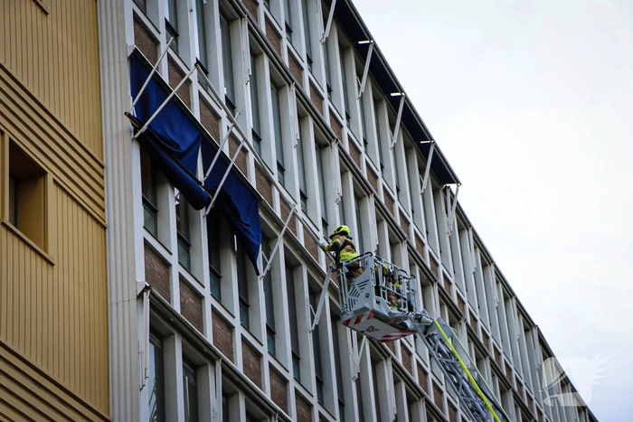 Brandweer ingezet nadat zonnescherm kapot waait