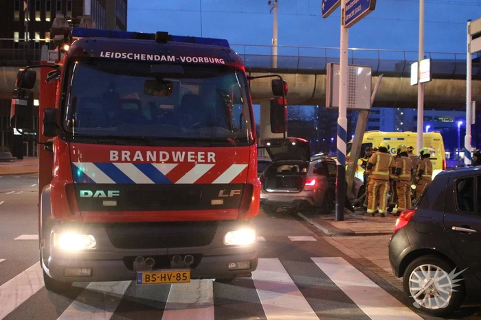 Twee voertuigen hard in botsing op kruising