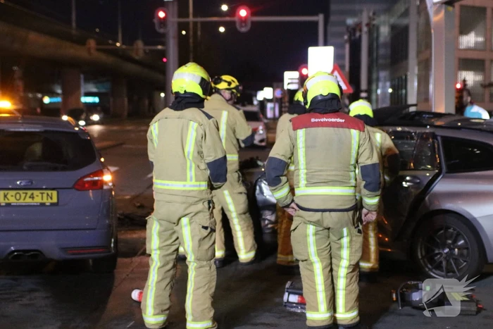 Twee voertuigen hard in botsing op kruising