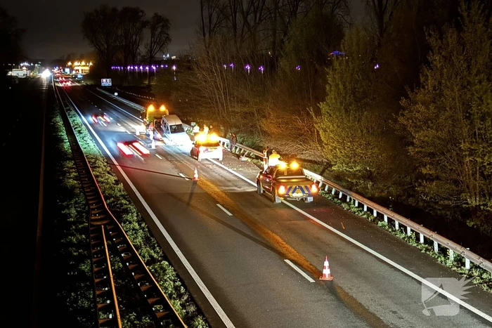 Automobilist verliest macht over stuur en belandt in vangrail