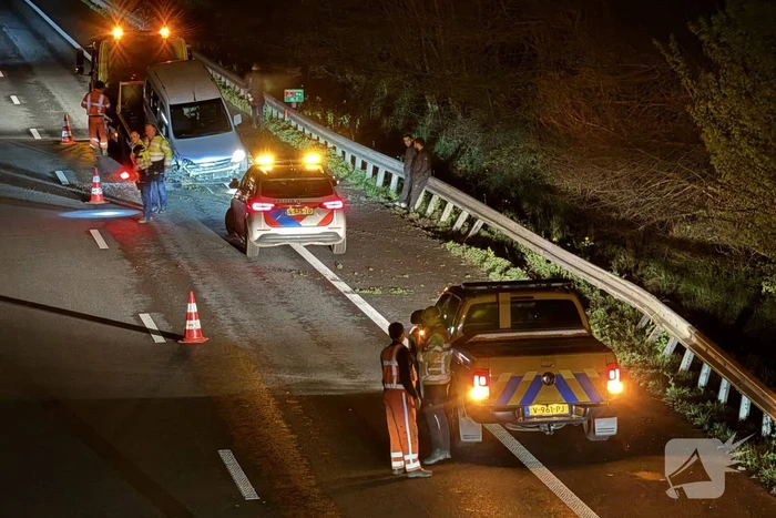 Automobilist verliest macht over stuur en belandt in vangrail