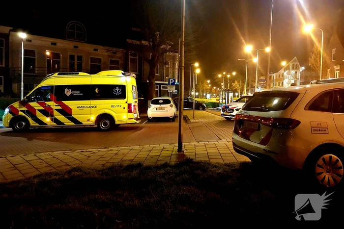 Automobilist rijdt bushokje aan diggelen