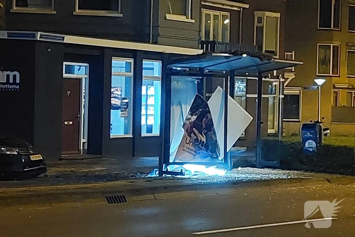 Automobilist rijdt bushokje aan diggelen