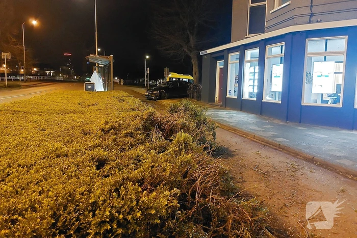 Automobilist rijdt bushokje aan diggelen
