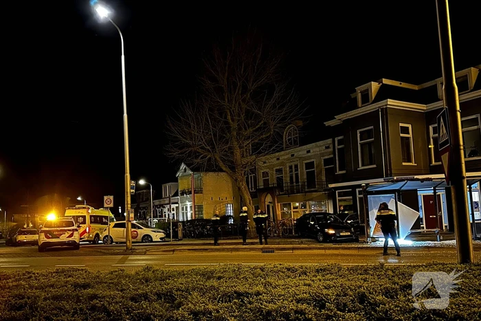 Automobilist rijdt bushokje aan diggelen