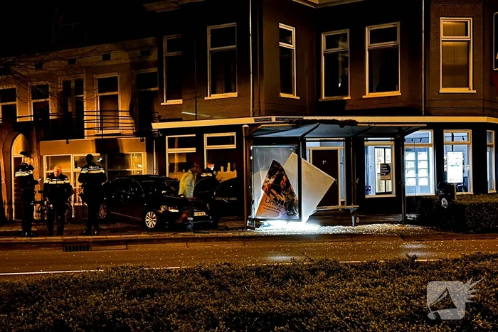 Automobilist rijdt bushokje aan diggelen