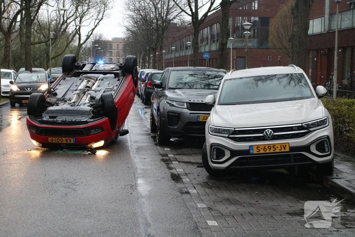Auto belandt op zijn kop bij eenzijdig ongeluk