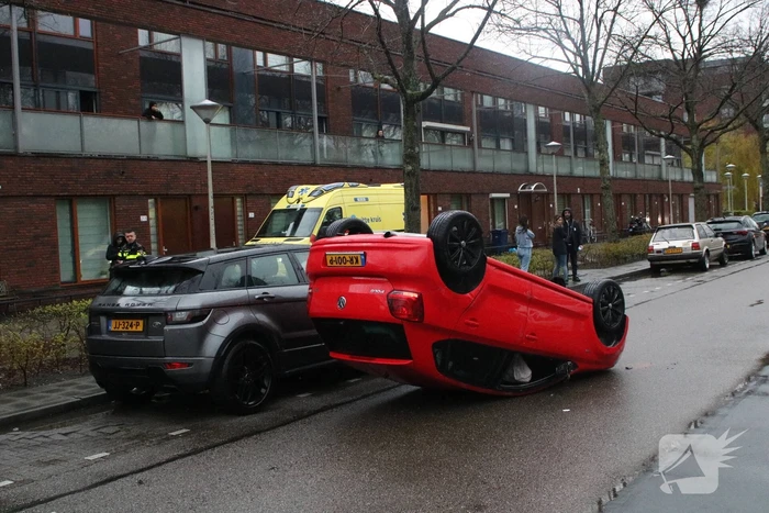 Auto belandt op zijn kop bij eenzijdig ongeluk