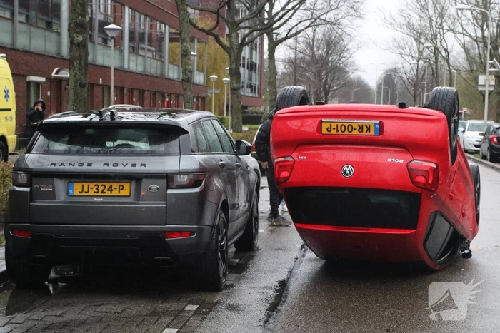 Auto belandt op zijn kop bij eenzijdig ongeluk