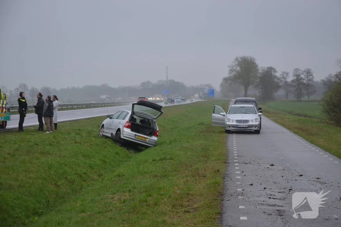 Automobilist verliest macht over stuur en belandt in greppel