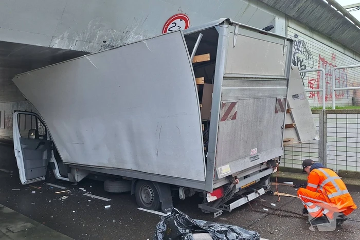 Bakwagen rijdt zich vast onder viaduct