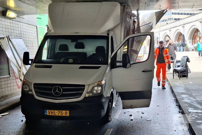 Bakwagen rijdt zich vast onder viaduct