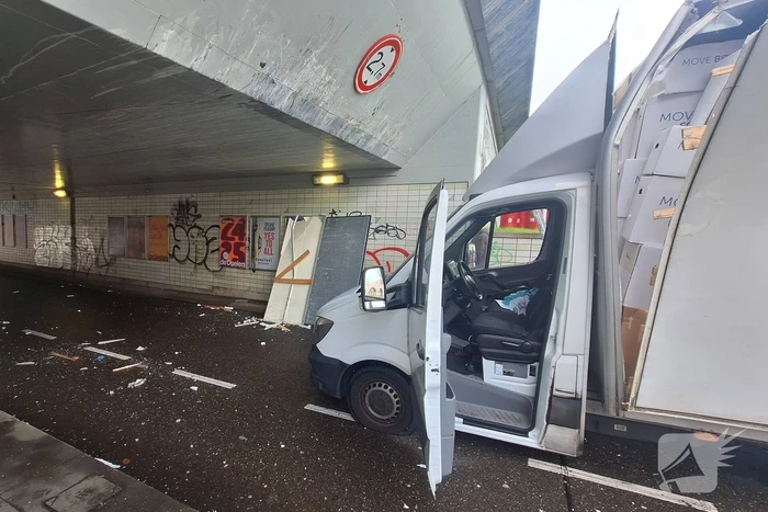 Bakwagen rijdt zich vast onder viaduct