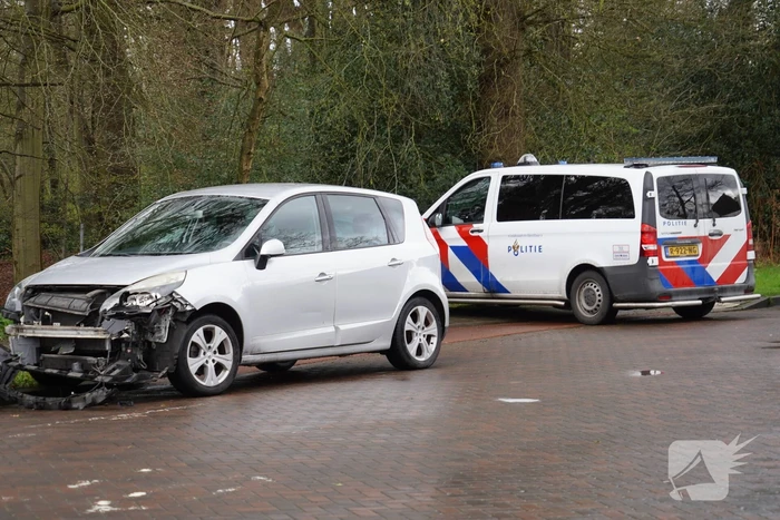 Veel schade bij botsing tussen auto en vrachtwagen
