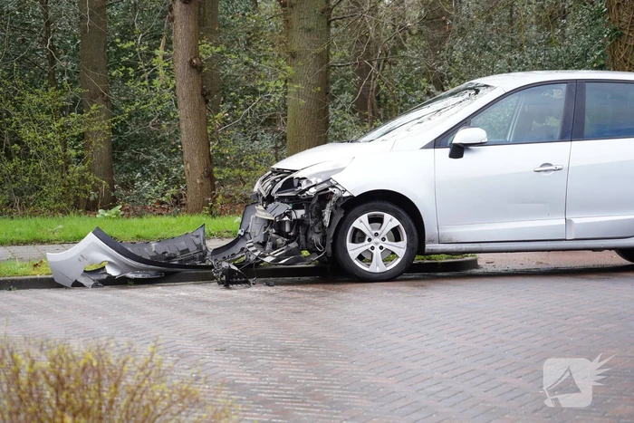 Veel schade bij botsing tussen auto en vrachtwagen