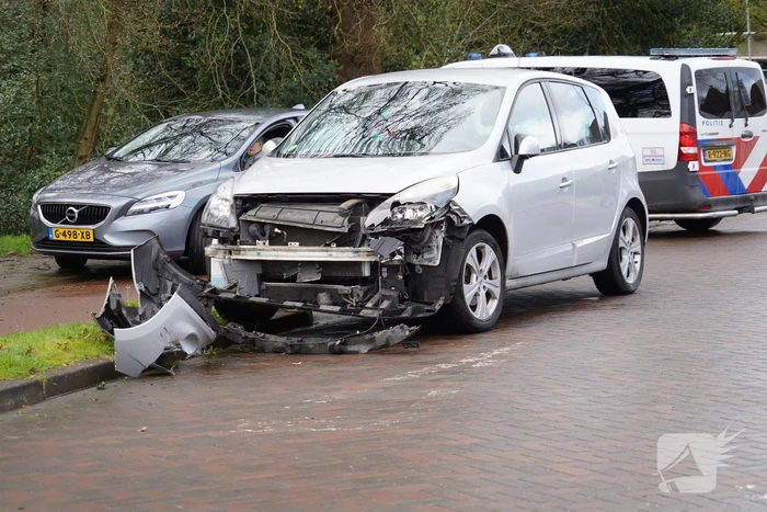 Veel schade bij botsing tussen auto en vrachtwagen