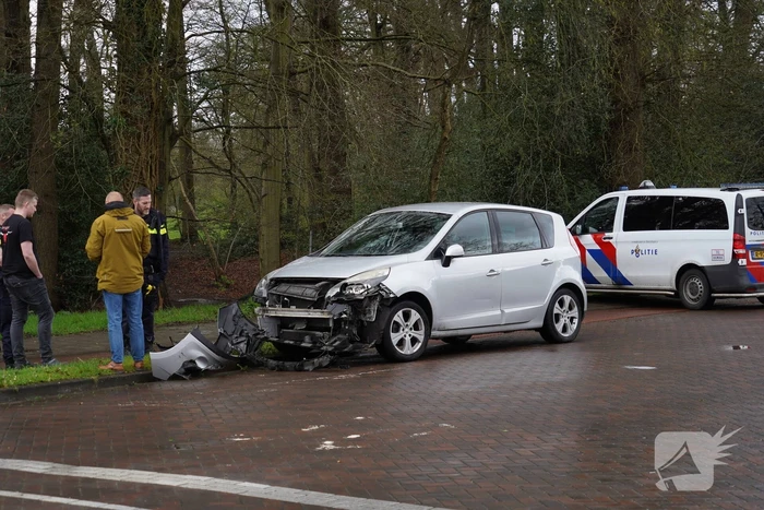 Veel schade bij botsing tussen auto en vrachtwagen