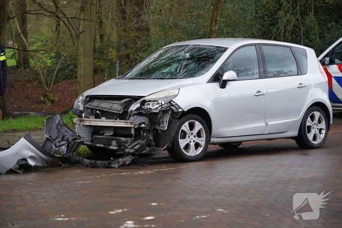 Veel schade bij botsing tussen auto en vrachtwagen