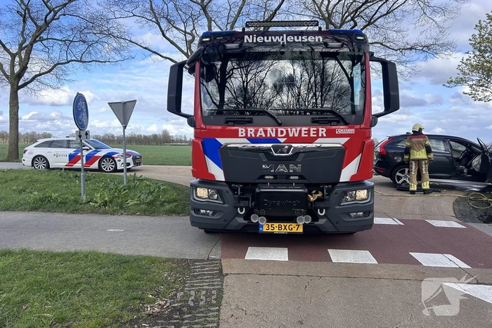 Auto vliegt tijdens het rijden in brand