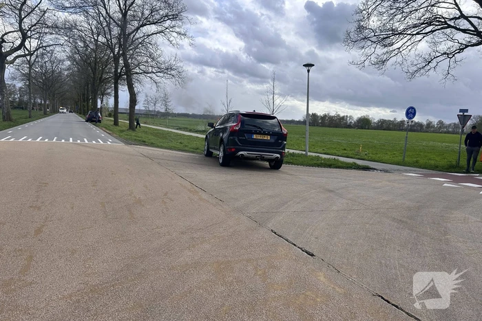 Auto vliegt tijdens het rijden in brand