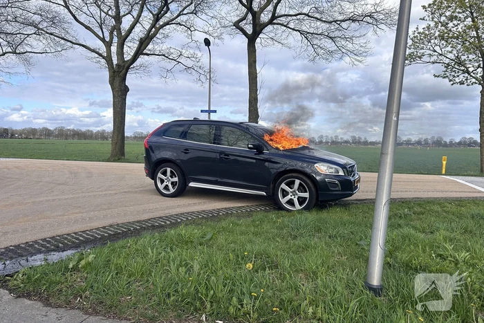 Auto vliegt tijdens het rijden in brand
