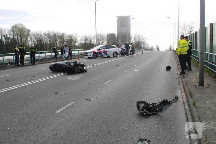 Motorrijder rijdt achterop bestelbus en raakt zwaargewond
