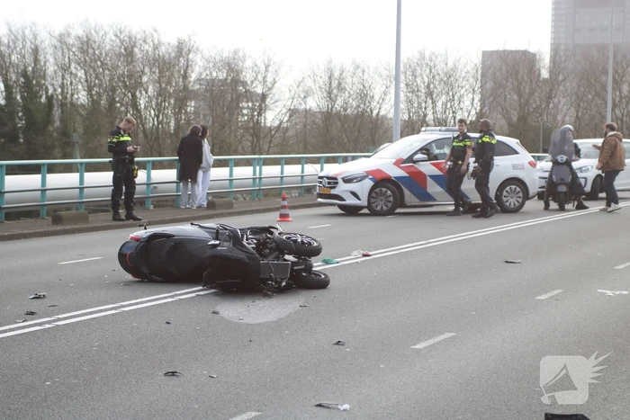 Motorrijder rijdt achterop bestelbus en raakt zwaargewond