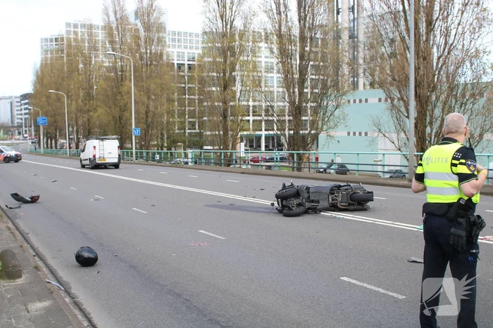 Motorrijder rijdt achterop bestelbus en raakt zwaargewond