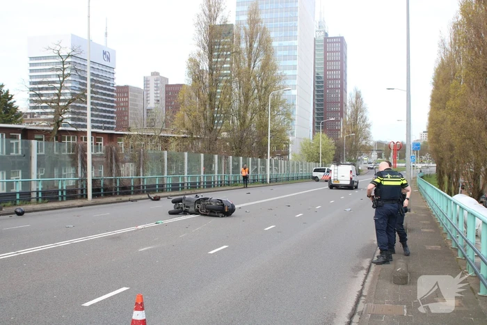 Motorrijder rijdt achterop bestelbus en raakt zwaargewond