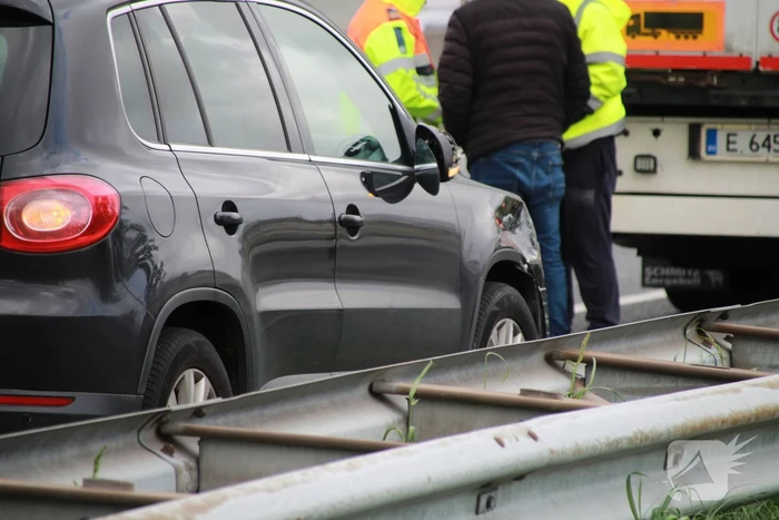 Auto rijdt tegen vrachtwagen